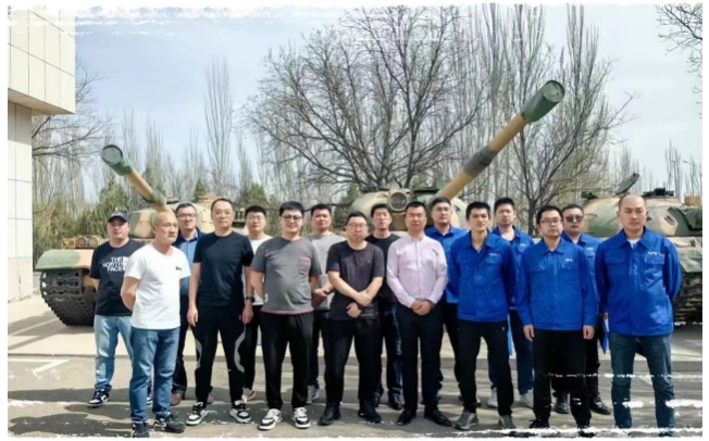 1714095957443109.png 一机合影.png